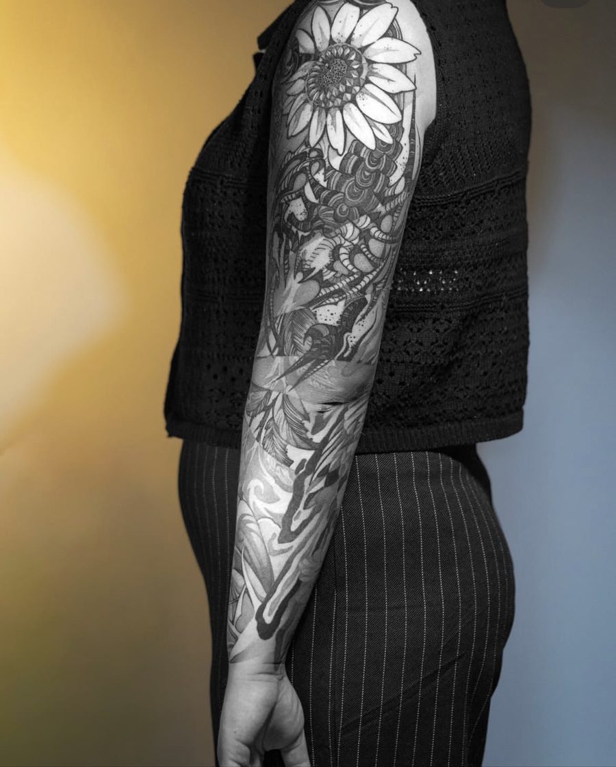Freehand Full Sleeve in Schwarz und Grau, florales Motiv am Arm
