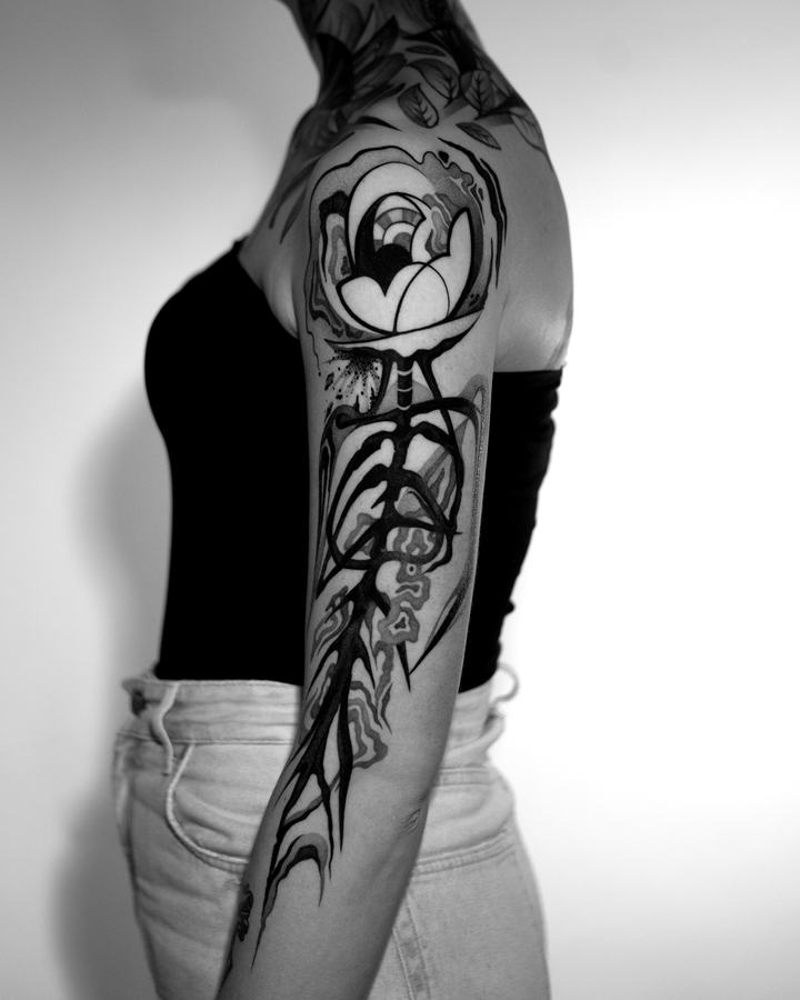 Sleeve mit abstrakter Blume in Schwarz und Grau