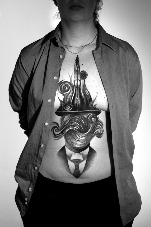 Torso-Tattoo nach René Magritte und Van Gogh in Schwarz und Grau