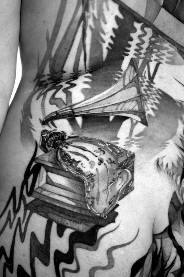 Rücken-Tattoo nach Salvador Dali und MC Escher in Schwarz und Grau