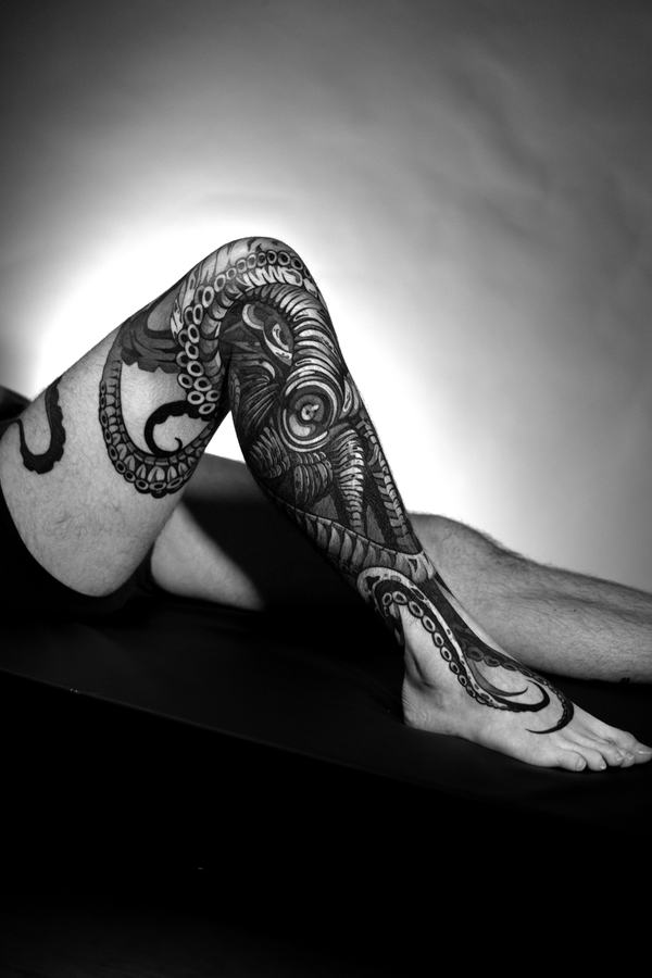 Bein-Tattoo mit Oktopus in Schwarz und Grau