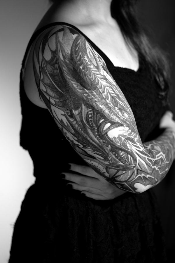 Sleeve mit organischen Formen in Schwarz und Grau