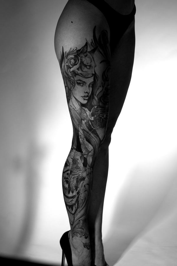 Bein-Sleeve zum Thema Ägypten in Schwarz und Grau
