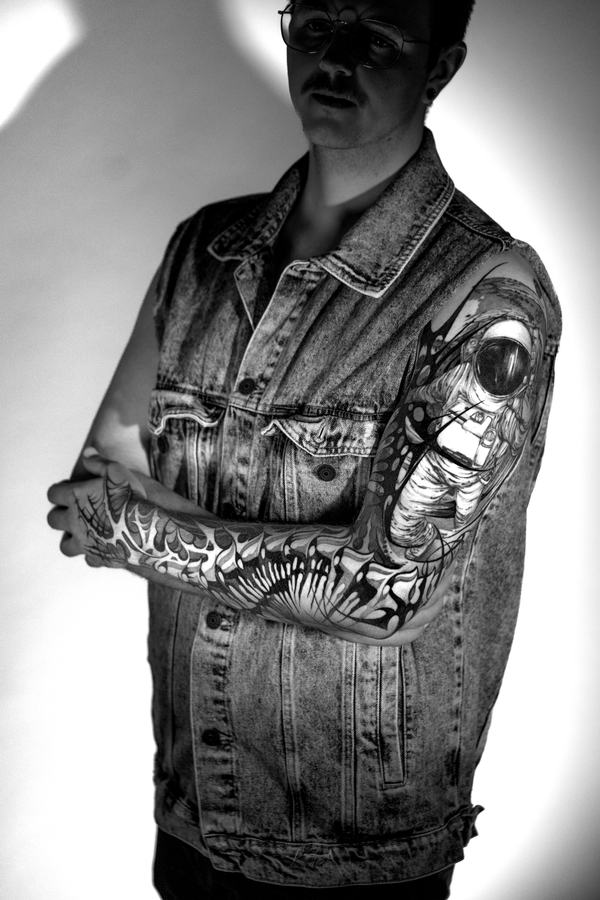 Sleeve mit Astronaut in Schwarz und Grau