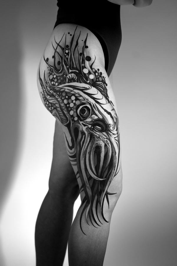 Oberschenkel-Tattoo zum Thema Lovecraft in Schwarz und Grau