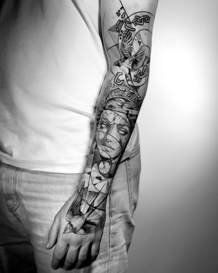 Arm-Tattoo mit Porträt und Schwalben in Schwarz und Grau