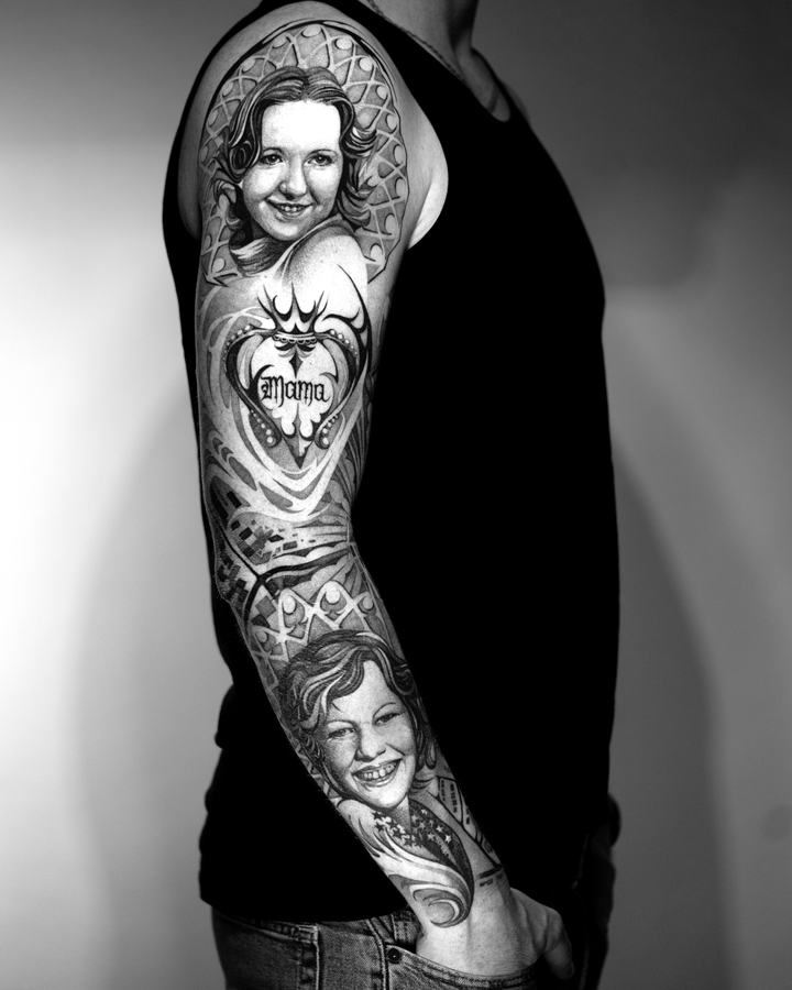 Sleeve mit Porträts und Schriftzug Mama in Schwarz und Grau