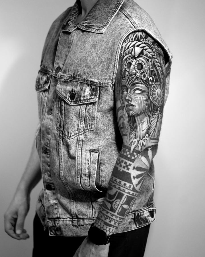 Sleeve mit Frauenporträt im Maya-Stil in Schwarz und Grau