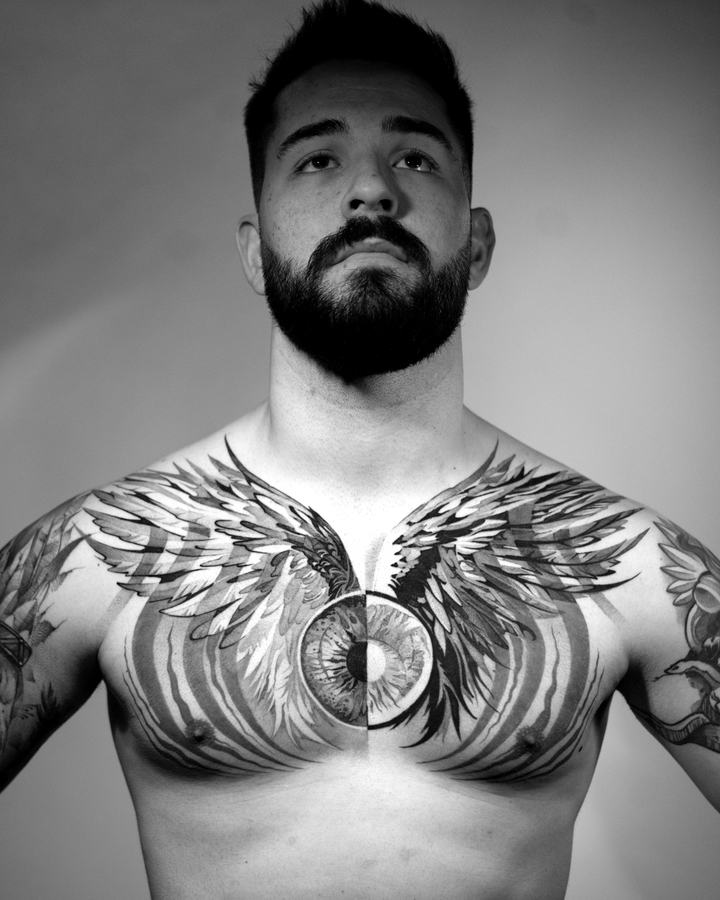 Flügel-Tattoo auf der Brust in Schwarz und Grau