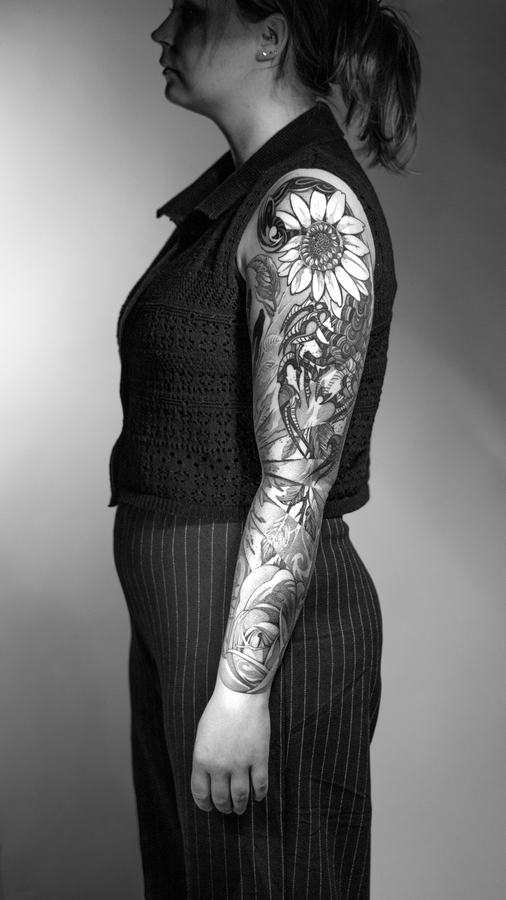 Sleeve mit Sonnenblumen und Blüten in Schwarz und Grau