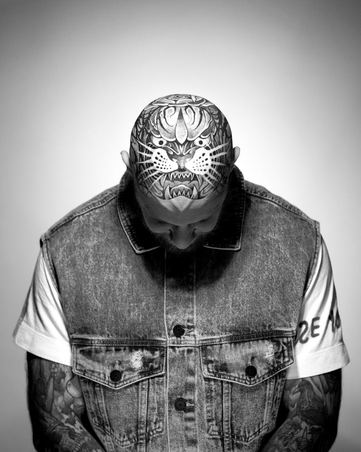 Kopf-Tattoo mit Raubkatze in Schwarz und Grau