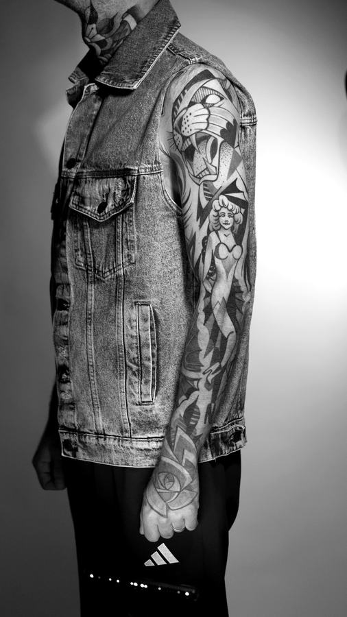 Sleeve und Hals mit Figuren und Blüten in Schwarz und Grau