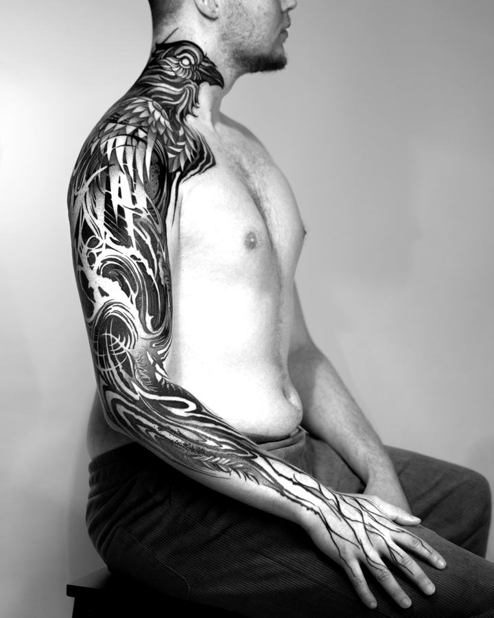 Arm- und Hals-Tattoo mit Rabe und Ornament in Schwarz und Grau