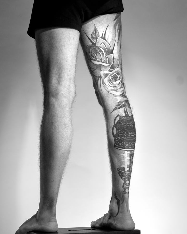 Bein-Tattoo mit Panther und Rosen in Schwarz und Grau